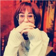 Laureata in lettere moderne impartisce lezioni di letteratura italiana, grammatica, storia e geografia